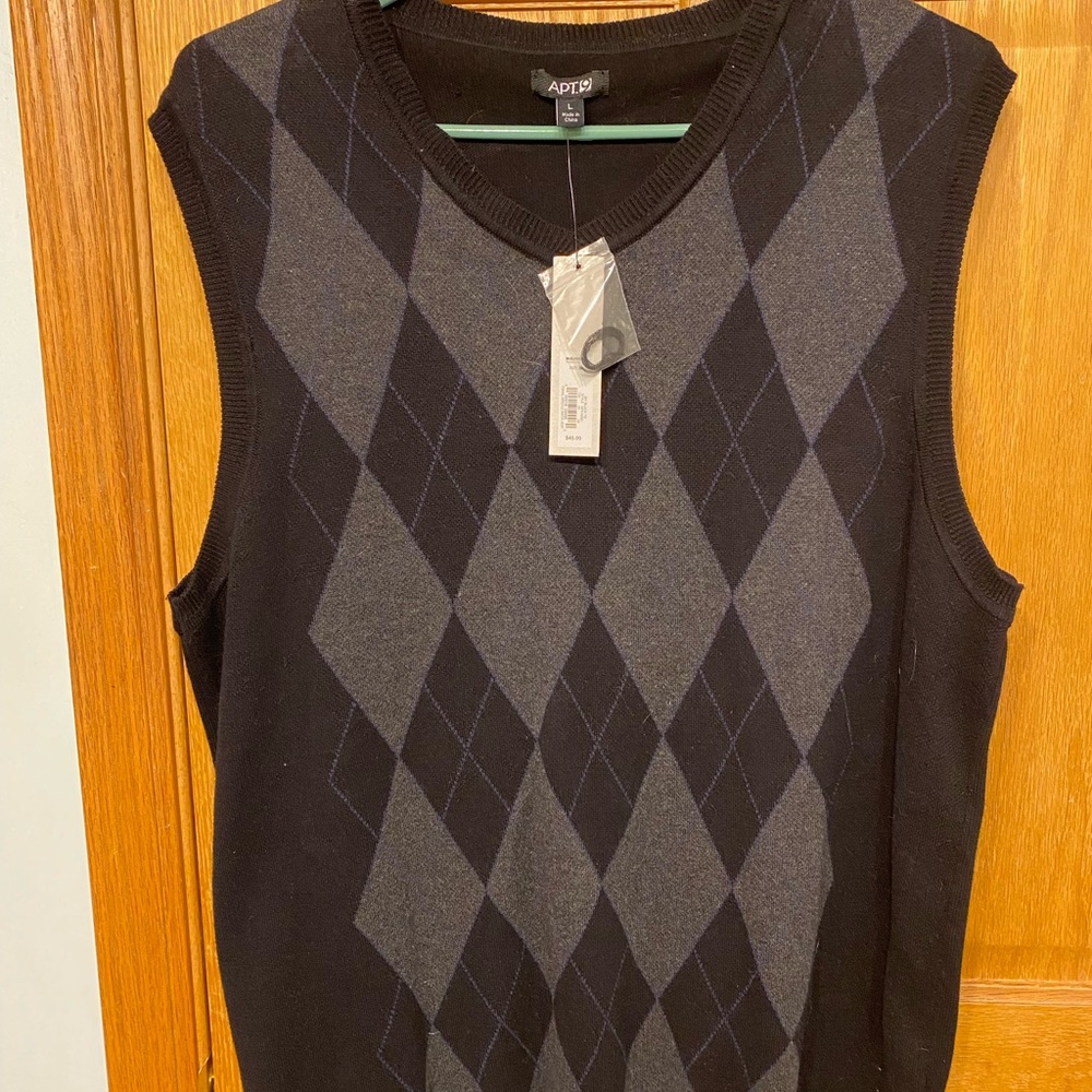 Mens black and gray sweater vest with argyle pattern. Size L new with tags.
